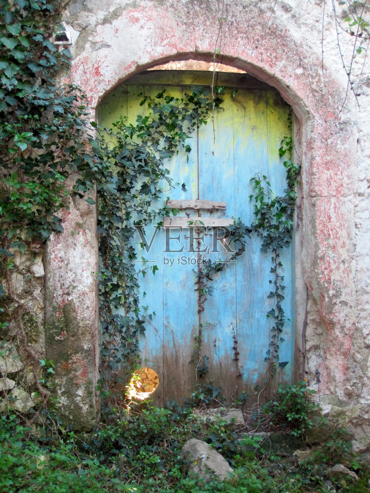 废弃村庄的木门照片摄影图片