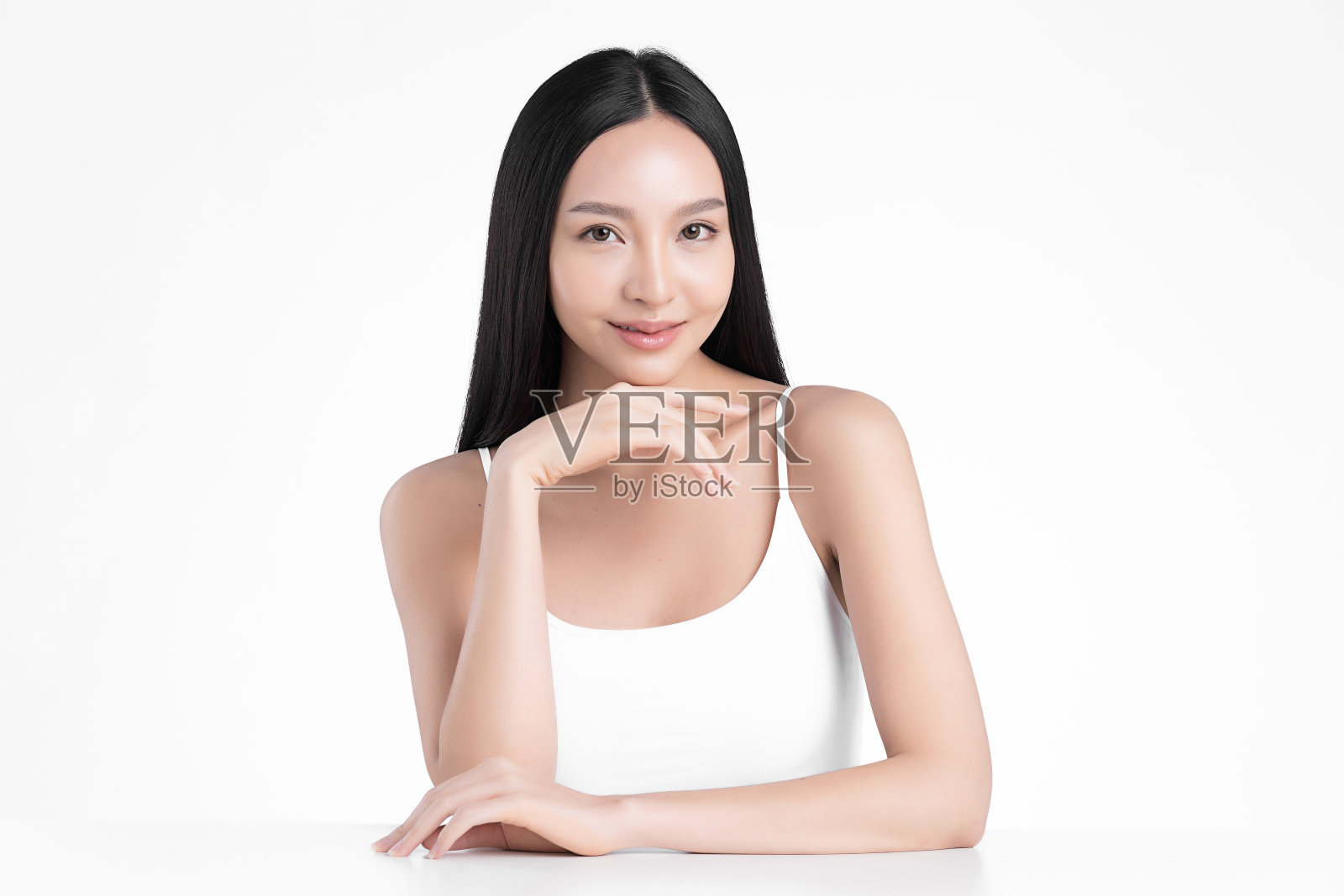 美丽年轻的亚洲女性与干净的新鲜皮肤在白色的背景，面部护理，面部治疗，美容和水疗中心，亚洲女性肖像。照片摄影图片