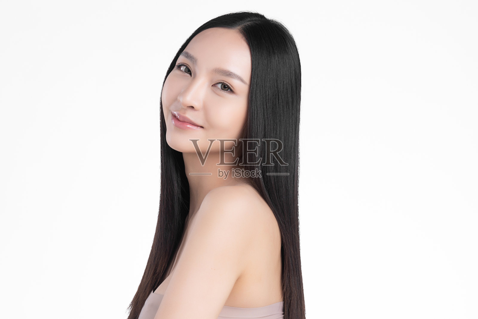 美丽年轻的亚洲女性与干净的新鲜皮肤在白色的背景，面部护理，面部治疗，美容和水疗中心，亚洲女性肖像。照片摄影图片