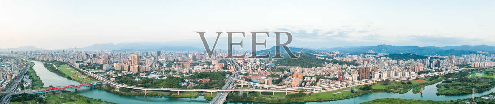 台北城市鸟瞰图-亚洲商业概念形象，全景现代城市景观建筑鸟瞰图在日出和清晨的蓝天下，拍摄于台湾台北照片摄影图片