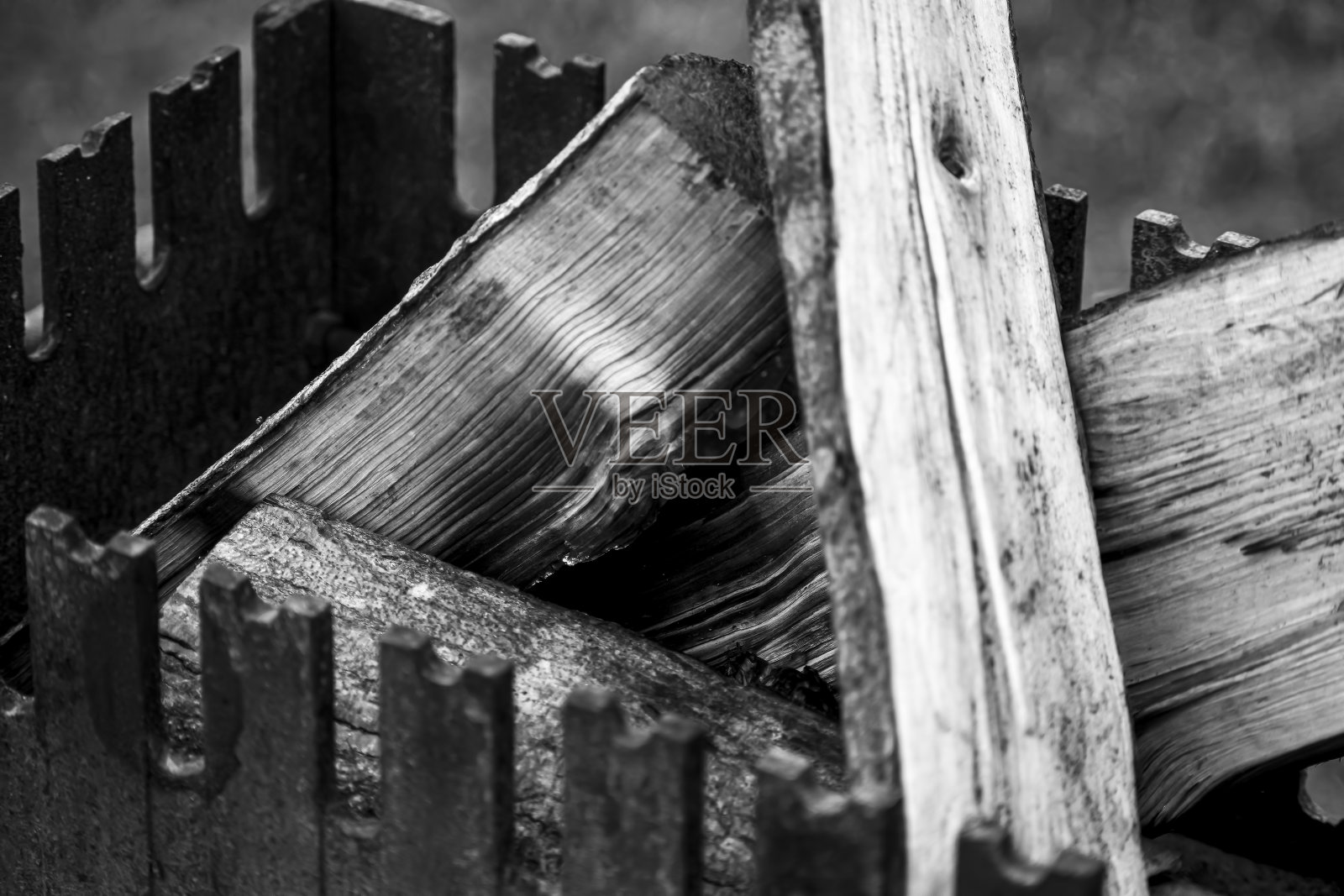 烤架里的单色柴火照片摄影图片