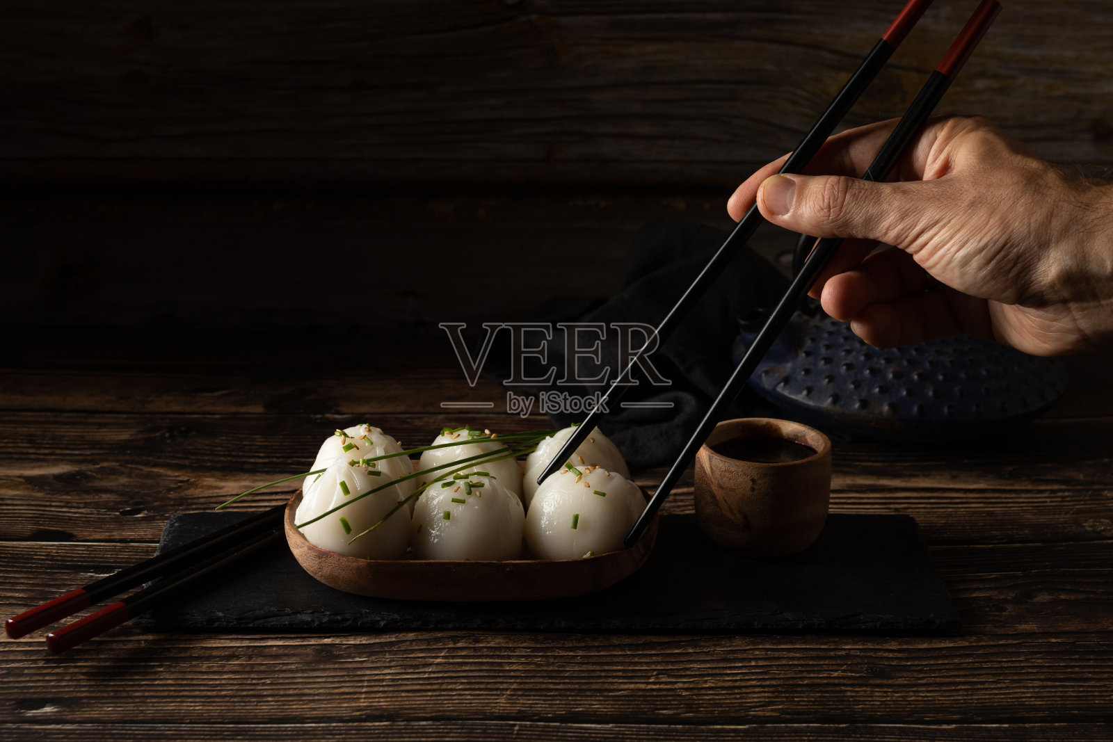 木桌上的板石蒸猪肉虾点心照片摄影图片