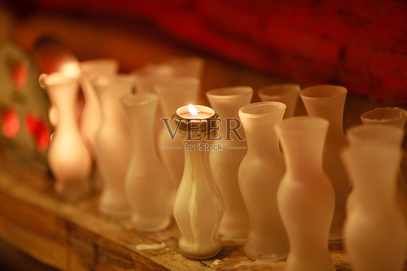 木架上的古董玻璃花瓶。照片摄影图片