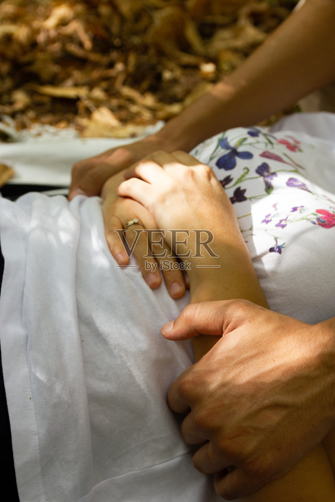 夫妻俩在栗树地里休息时情意绵绵照片摄影图片