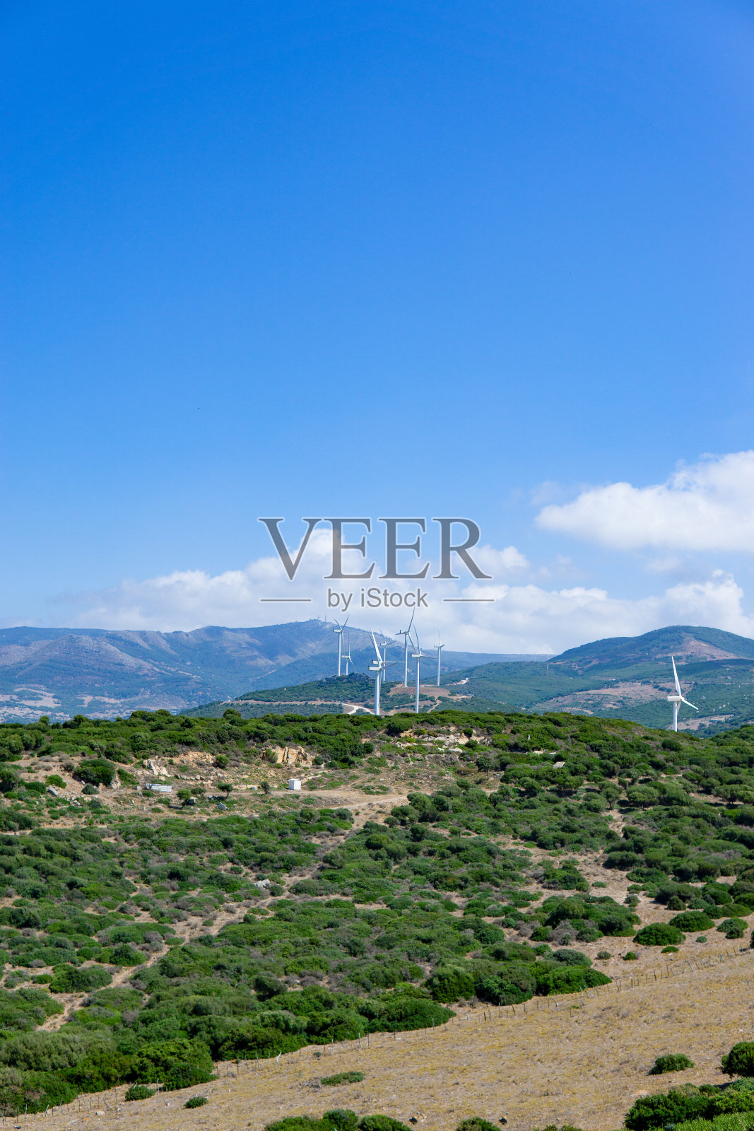 山顶上有风力发电机照片摄影图片