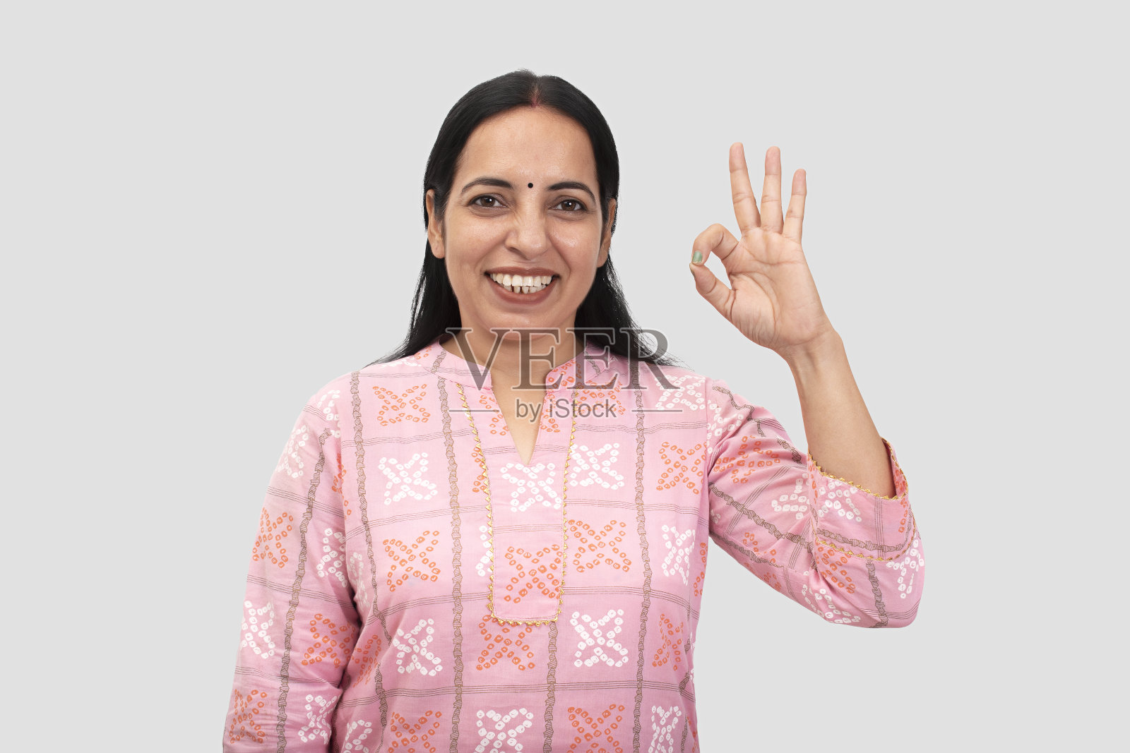 印度妇女的肖像站在孤立的白色背景照片照片摄影图片