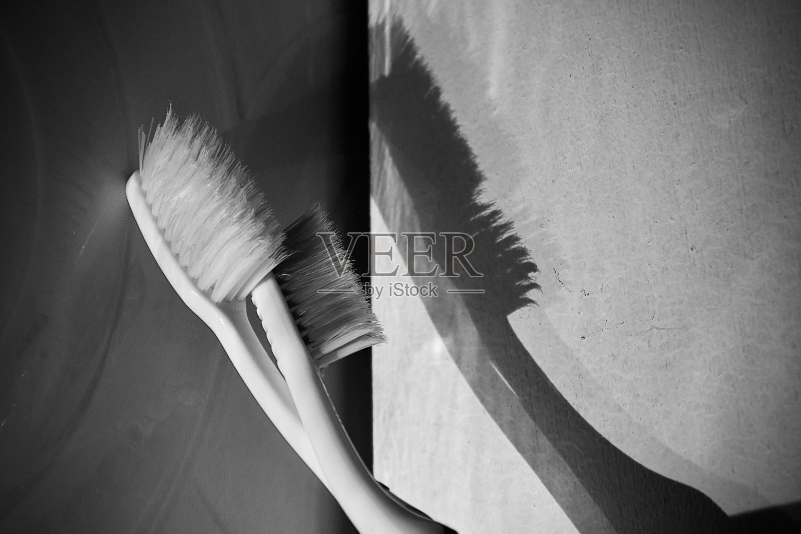 性感牙刷的黑白照片照片摄影图片