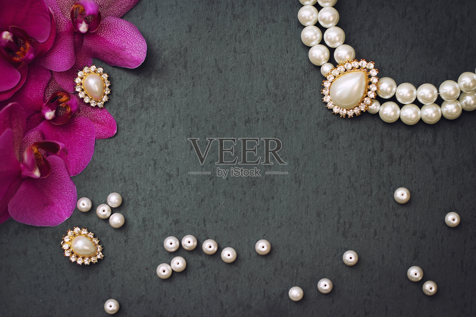 由珍珠和花朵组成的黑色背景。卡。照片摄影图片