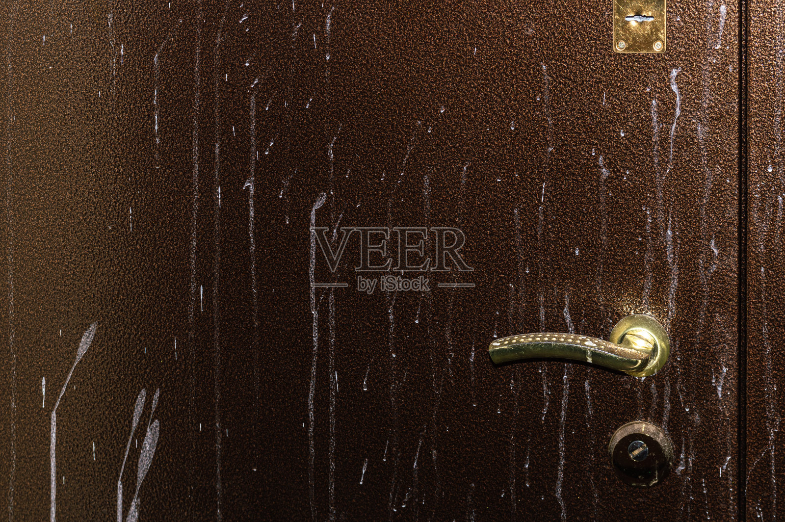 修理时被油漆弄脏的金属门照片摄影图片