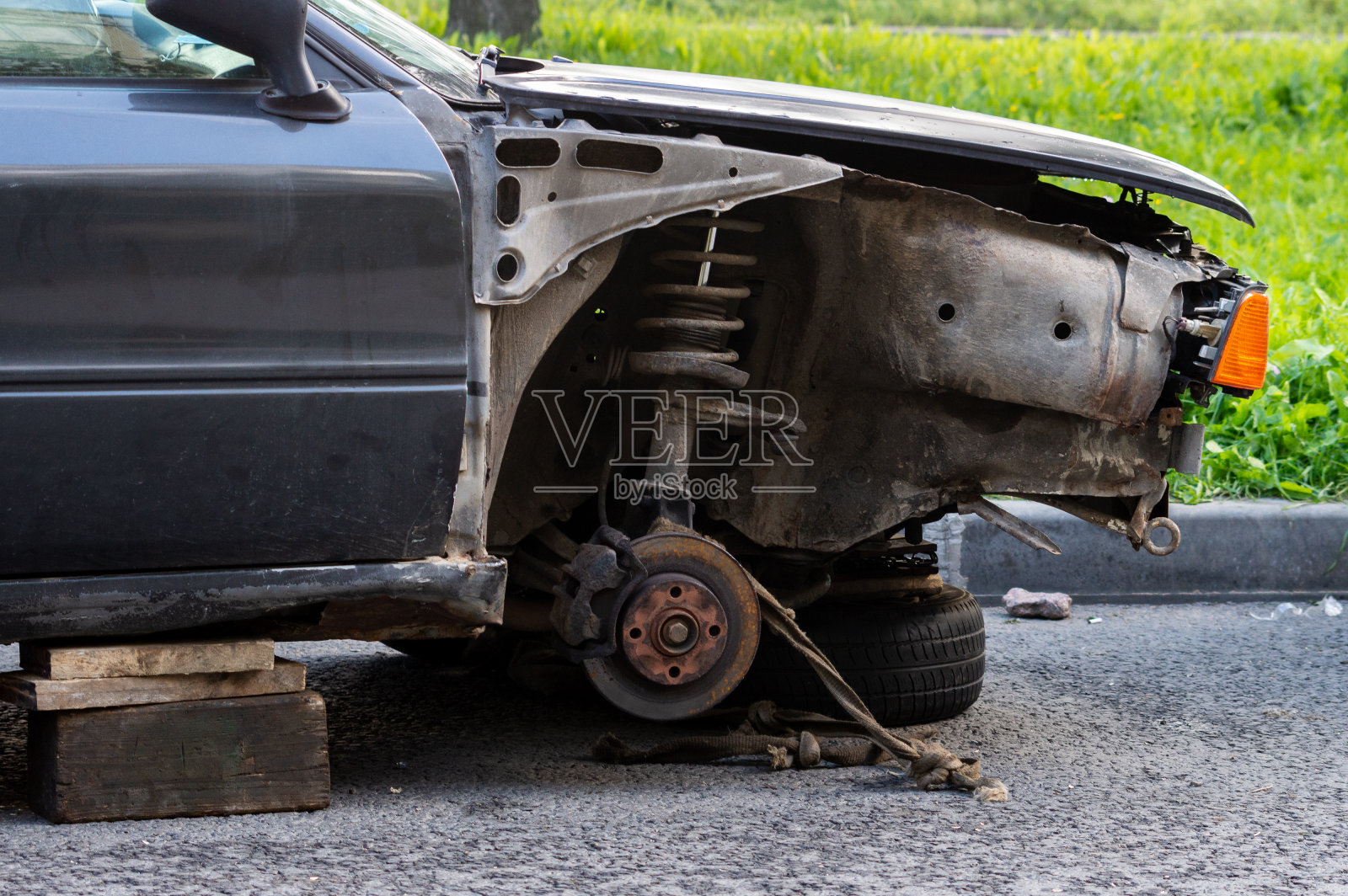 街上一辆没有轮子的破车照片摄影图片