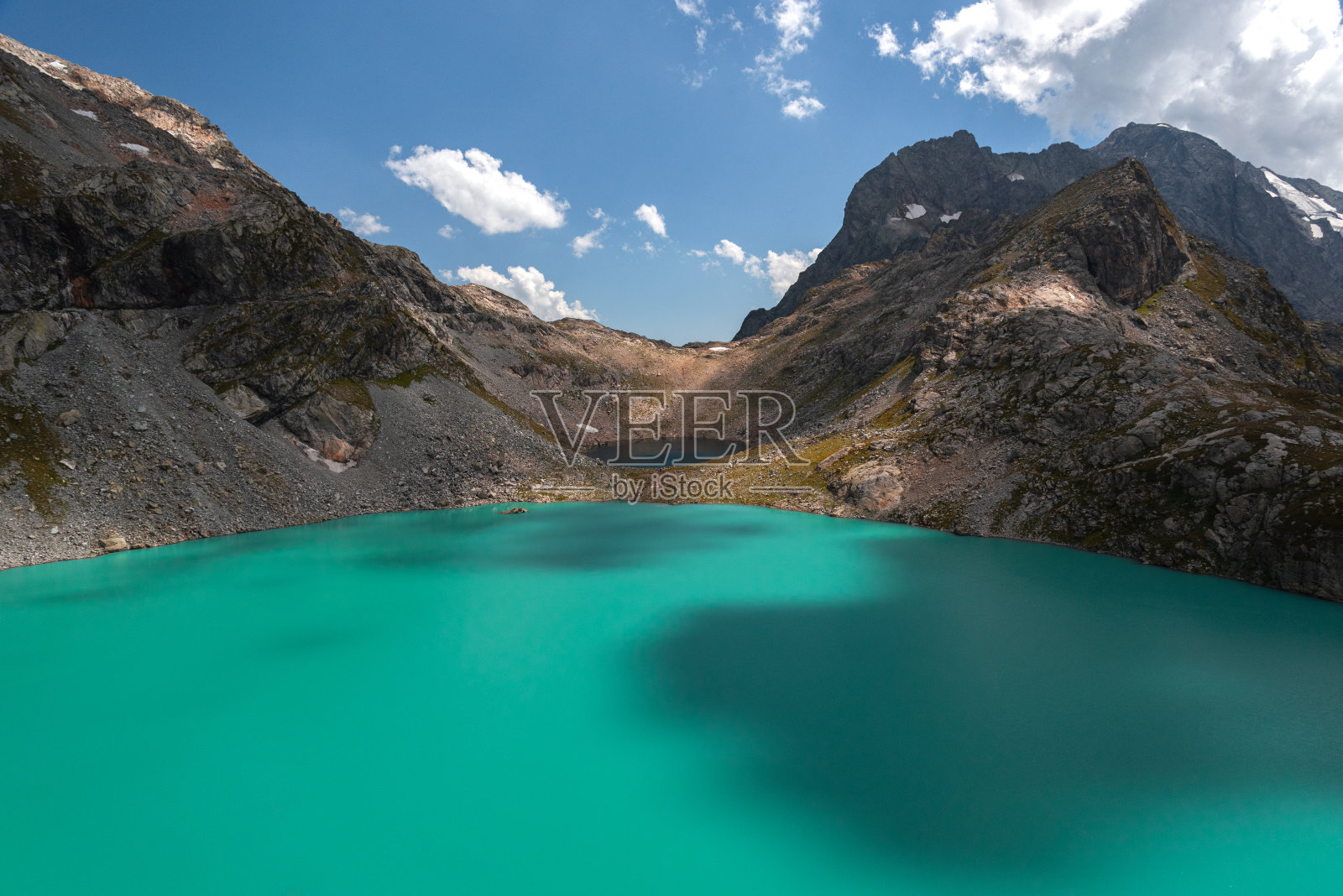美丽的高山克鲁克湖位于俄罗斯和阿布哈兹边界的东拜照片摄影图片