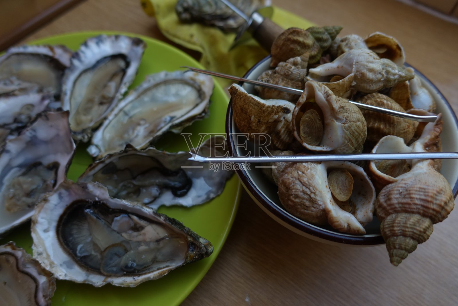 打开牡蛎和海螺在辛辣的水中煮照片摄影图片