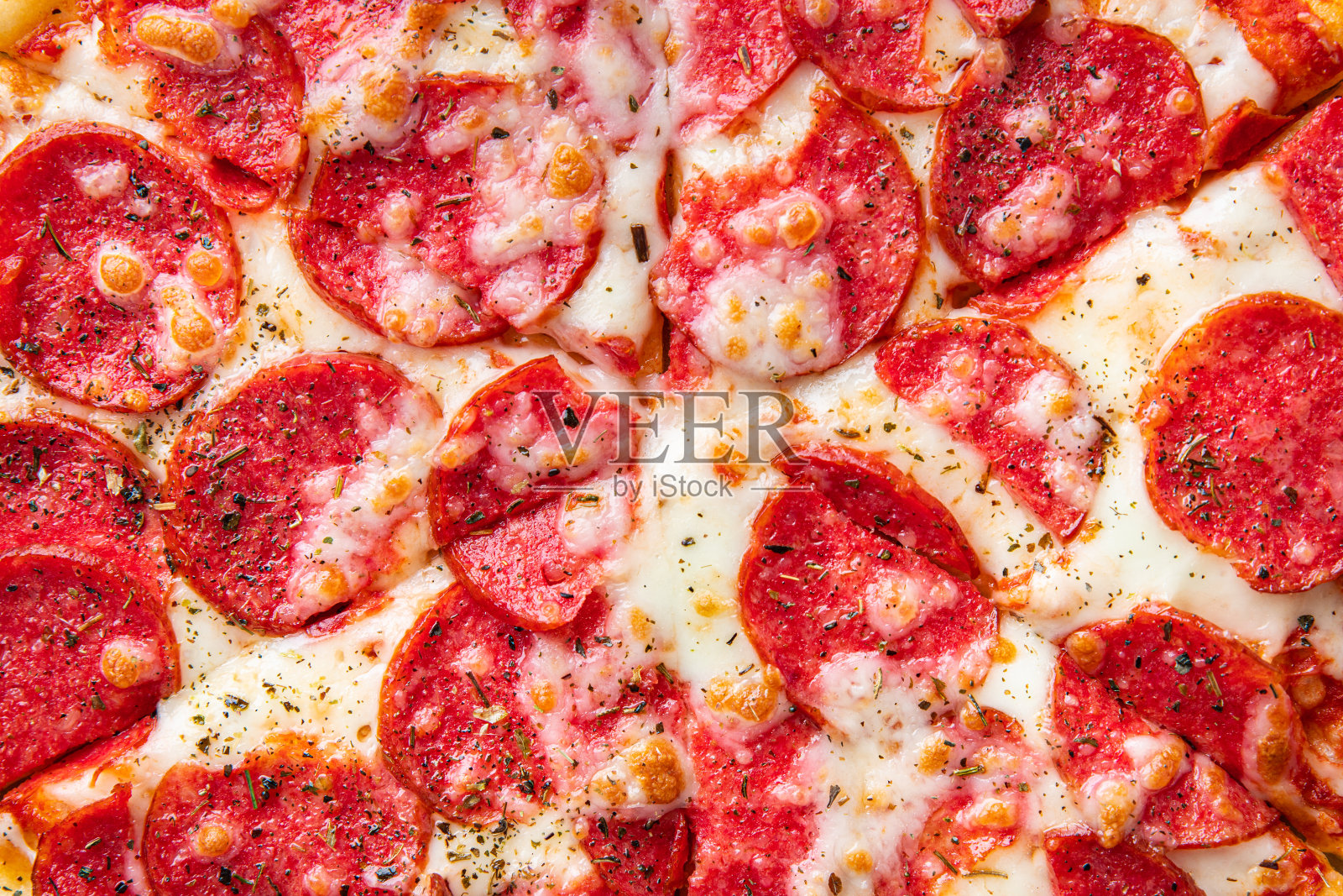 意大利腊肠披萨或意大利辣香肠、奶酪、番茄酱、生面团等新鲜的部分随时可以吃的正餐小吃在餐桌上复制空间食品背景质朴。俯视图照片摄影图片