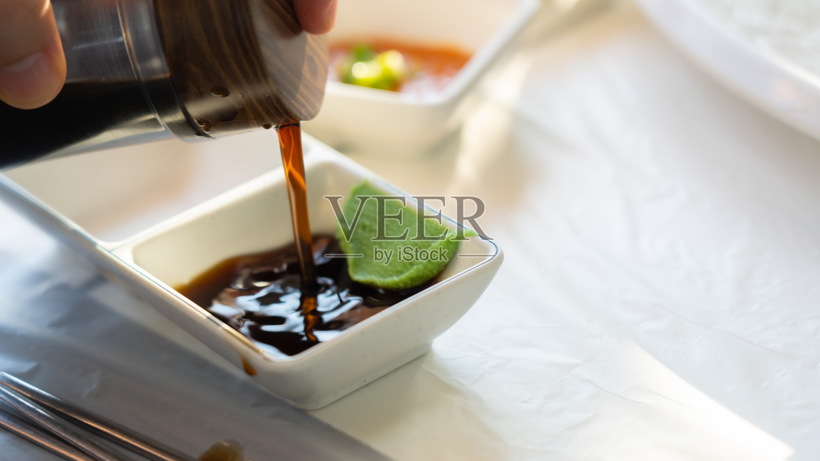 红色的鱼与酱孤立在白色的背景照片摄影图片