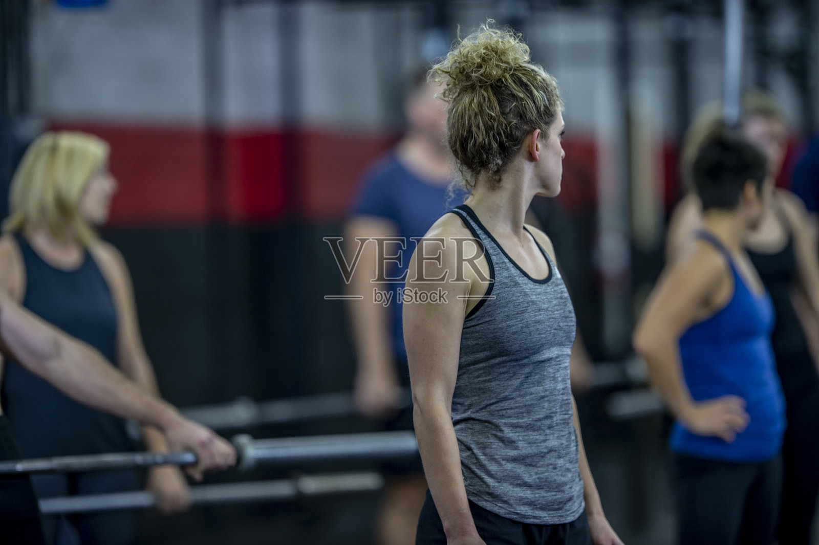 室内团体力量健身训练照片摄影图片