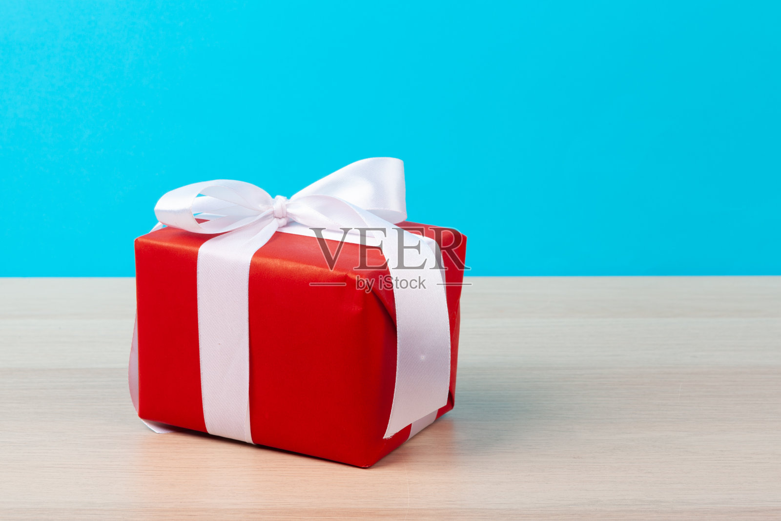 在浅蓝色背景上装饰的礼品盒照片摄影图片