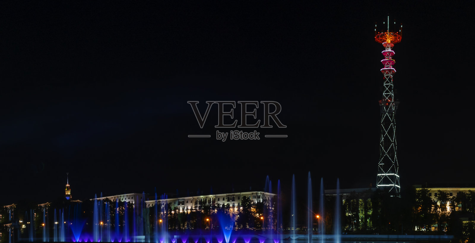 晚上发光的电视塔。喜庆的灯火通明的广播塔。空间的文本。长时间的曝光。照片摄影图片