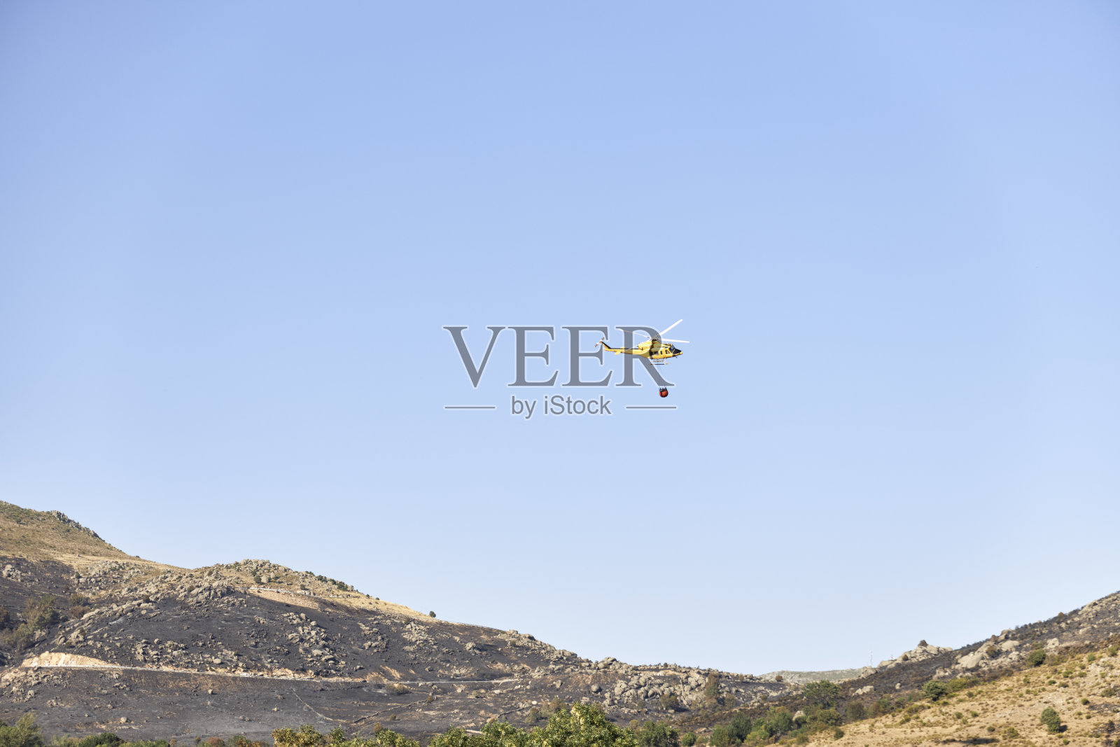 运送水灭火的消防直升机。危害概念，气候变化照片摄影图片