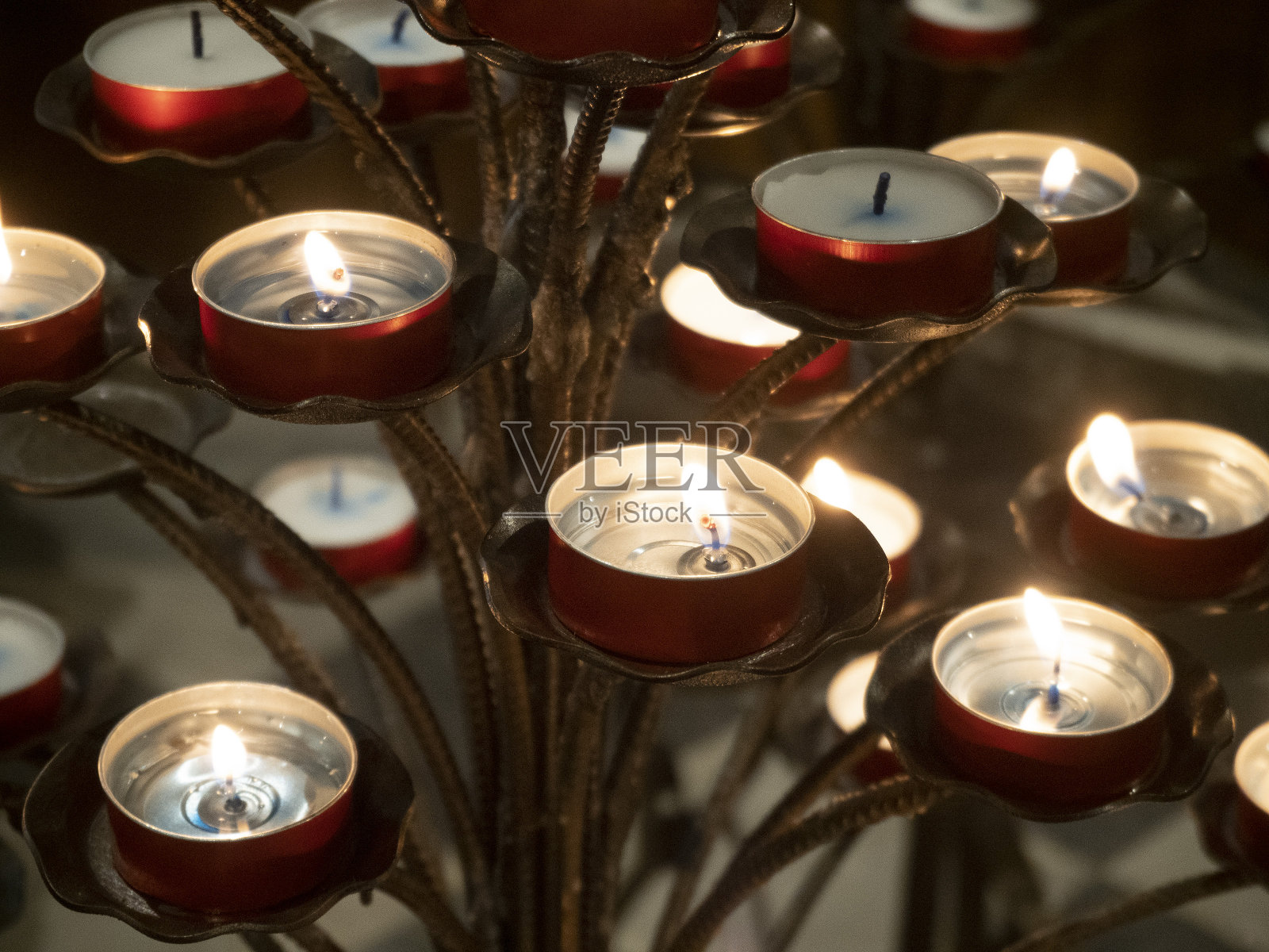 五渔村里奥马焦雷教堂内的还愿蜡烛照片摄影图片