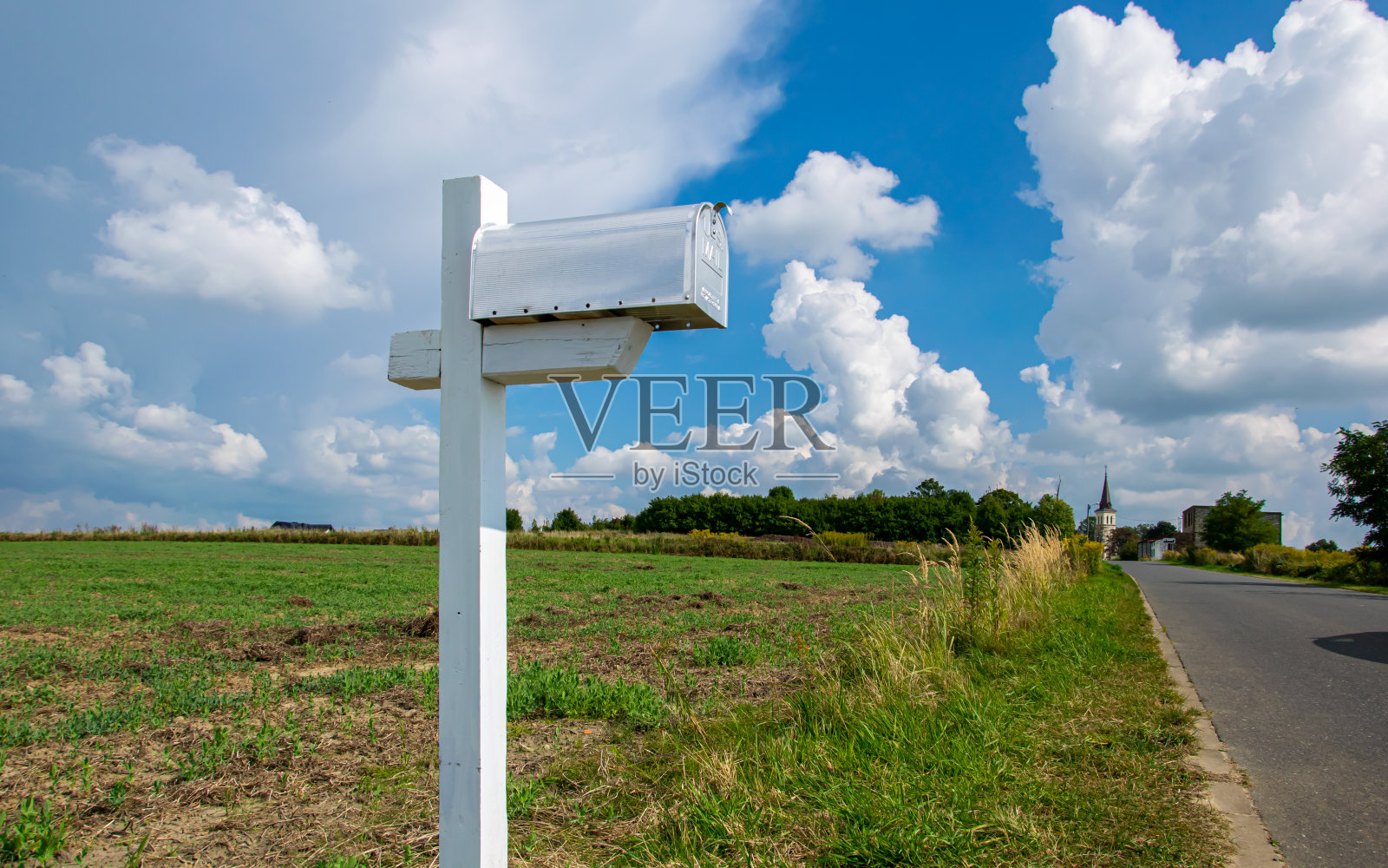 乡村里的美国邮箱，背景是天空照片摄影图片