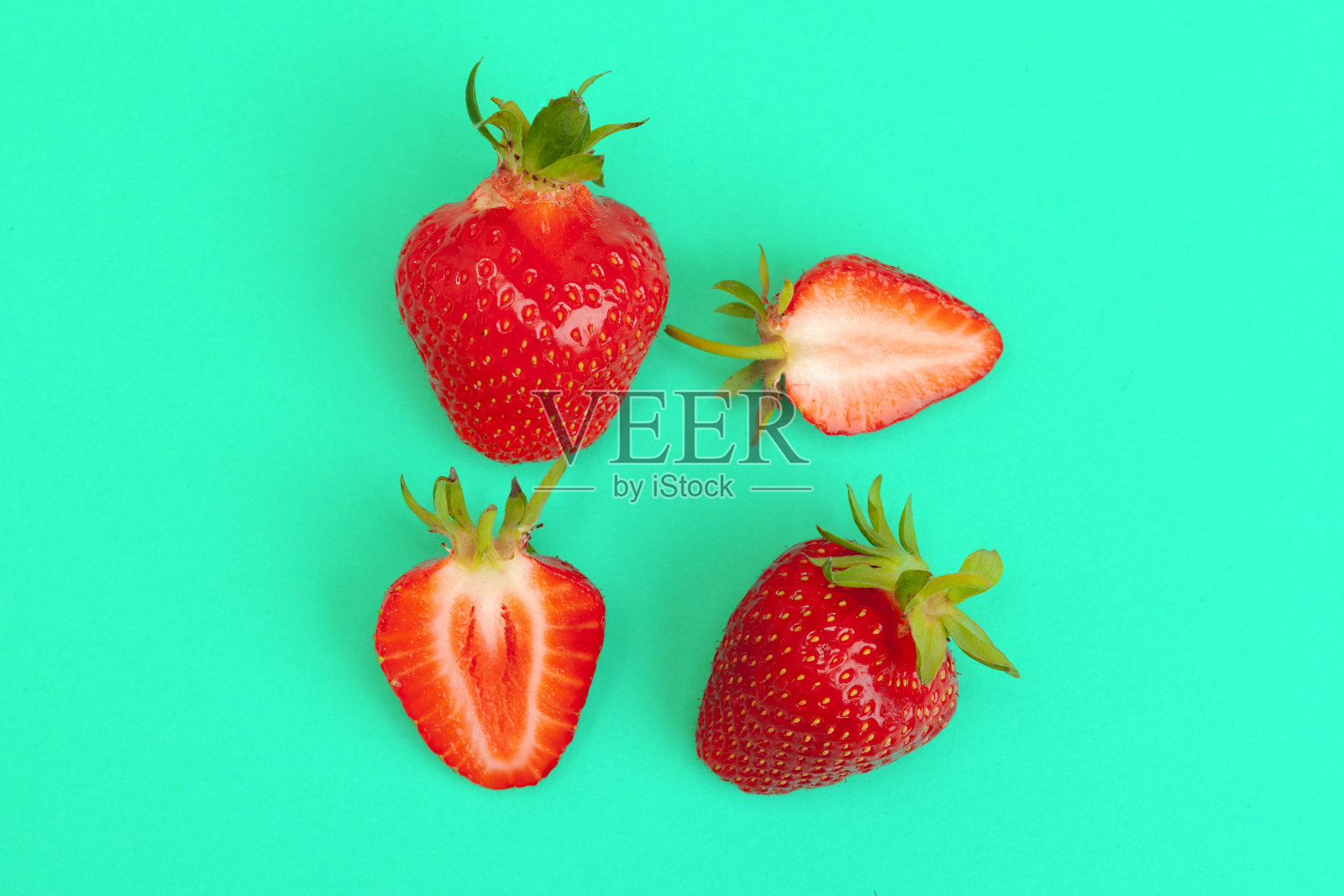 鲜绿色背景下的成熟草莓。健康饮食照片摄影图片