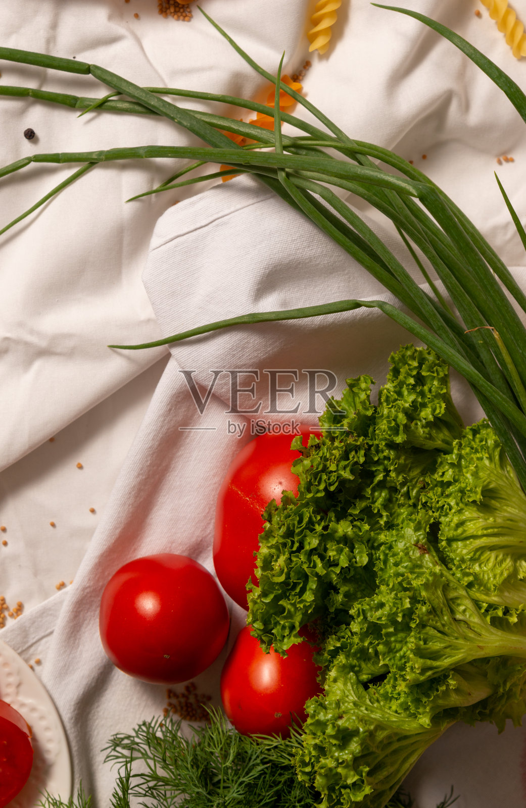 为春季新鲜香草沙拉而设，俯视图。照片摄影图片