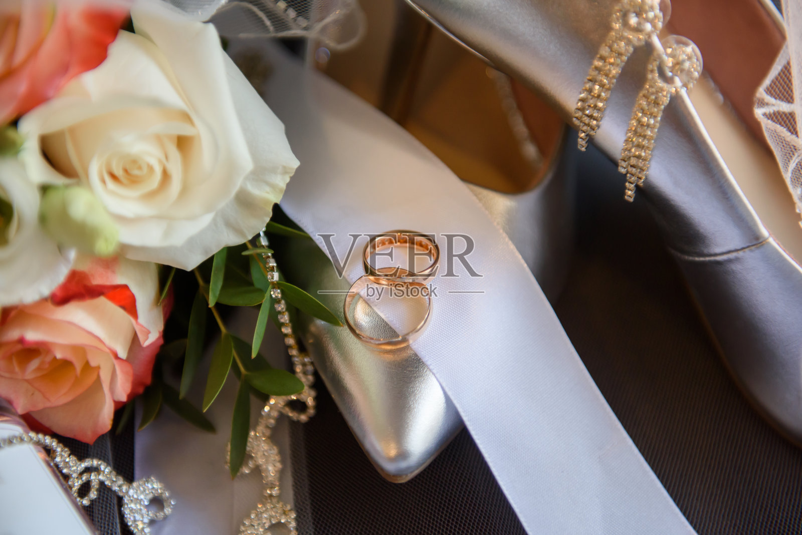 鞋子和带戒指的新娘花束。照片摄影图片