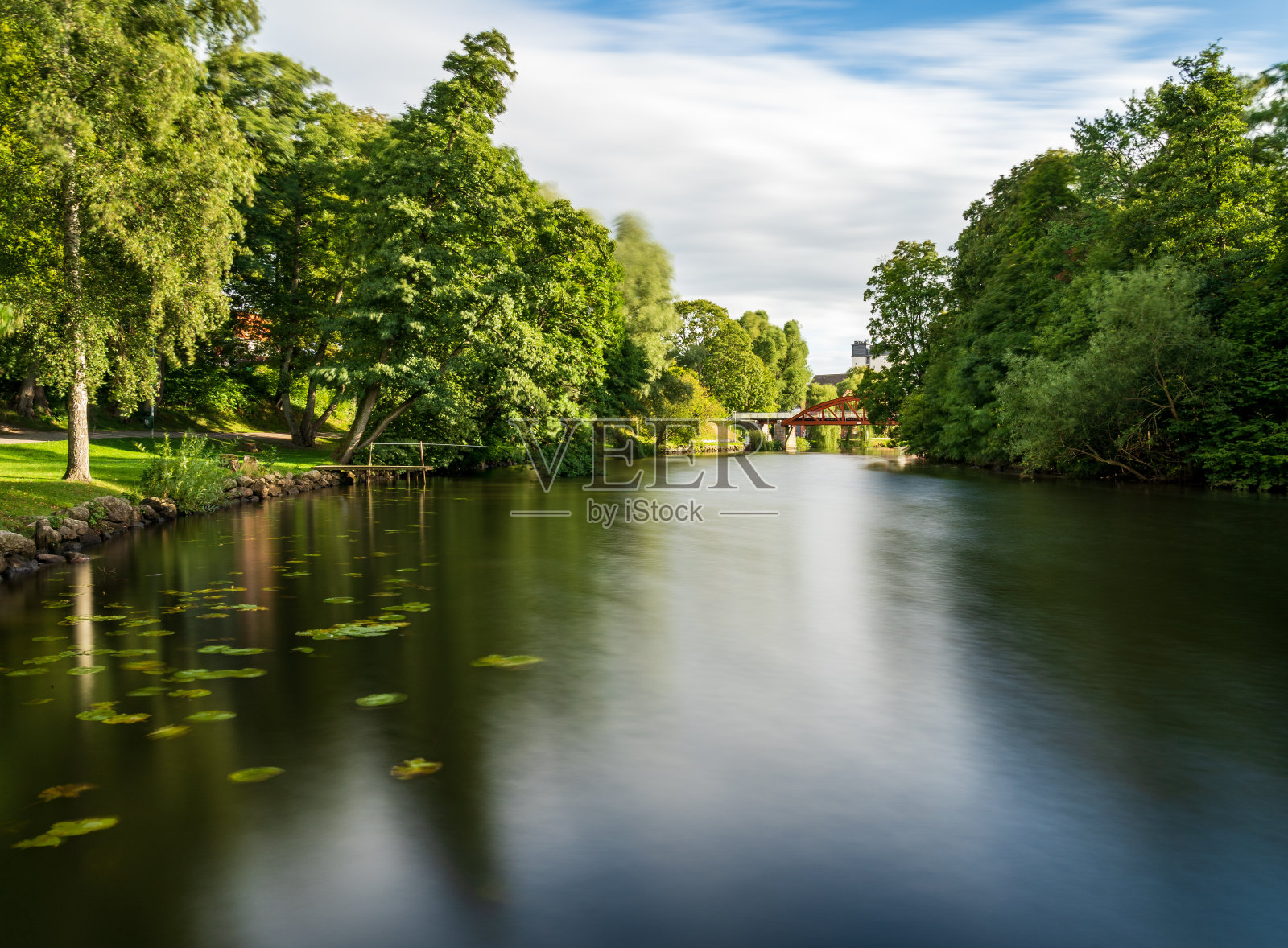 在瑞典安格尔霍尔姆的Ronne河的夏日景色。受欢迎的钓鱼地点。长时间曝光的照片。照片摄影图片