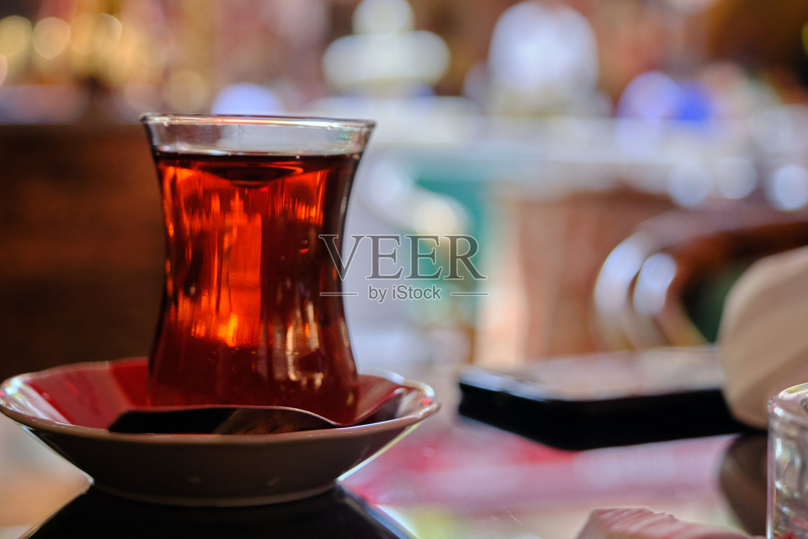 在Bursa土耳其，一对土耳其茶夫妇用玻璃材料制成。照片摄影图片