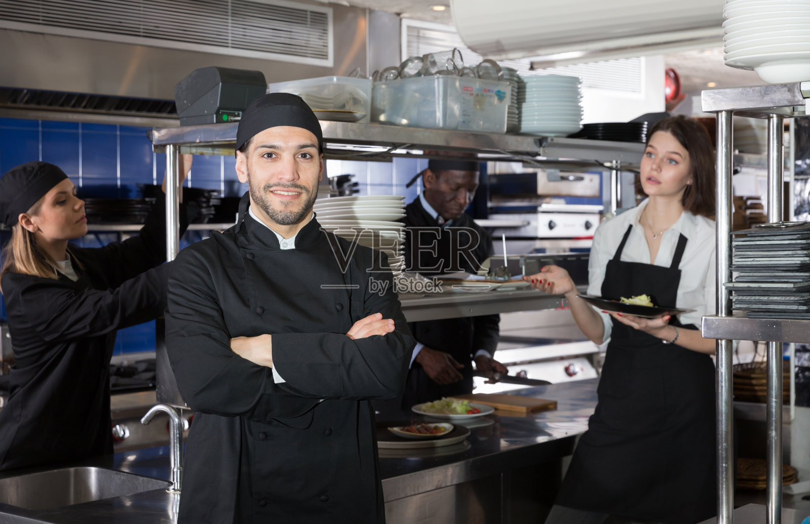微笑的厨师在厨房摆造型照片摄影图片
