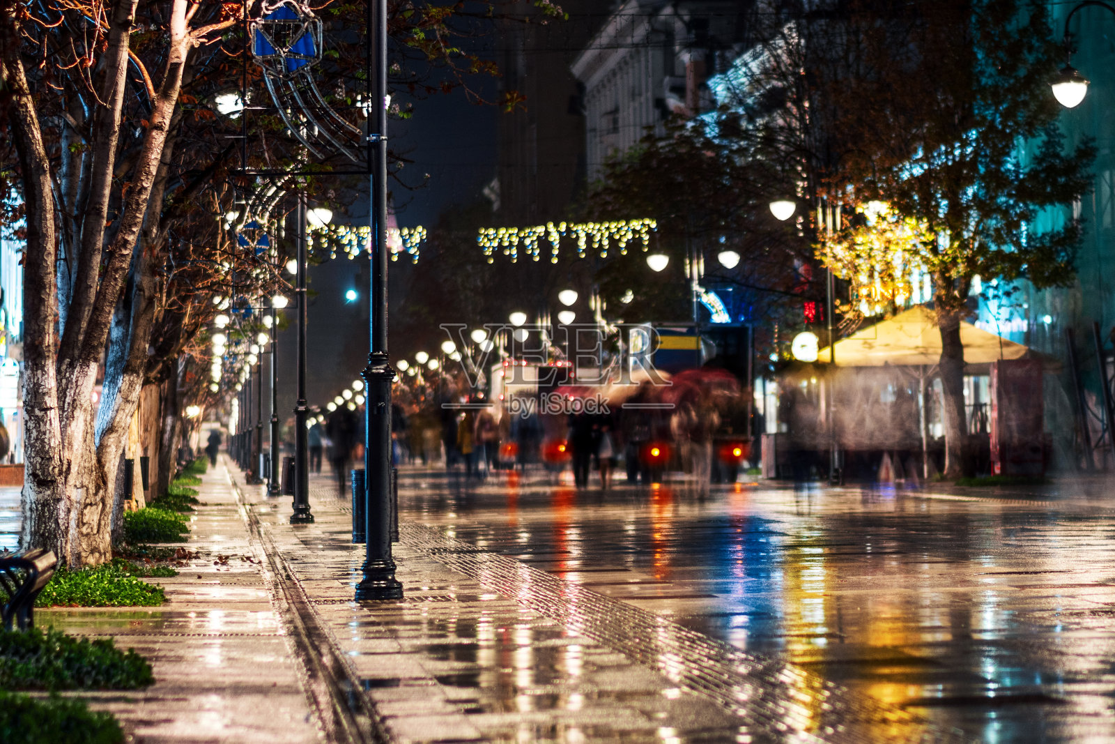 光影雨夜，秋城。室外灯光反射。夜雨后霓虹灯照亮街道。夜景，彩色的灯光反射在潮湿的沥青上照片摄影图片