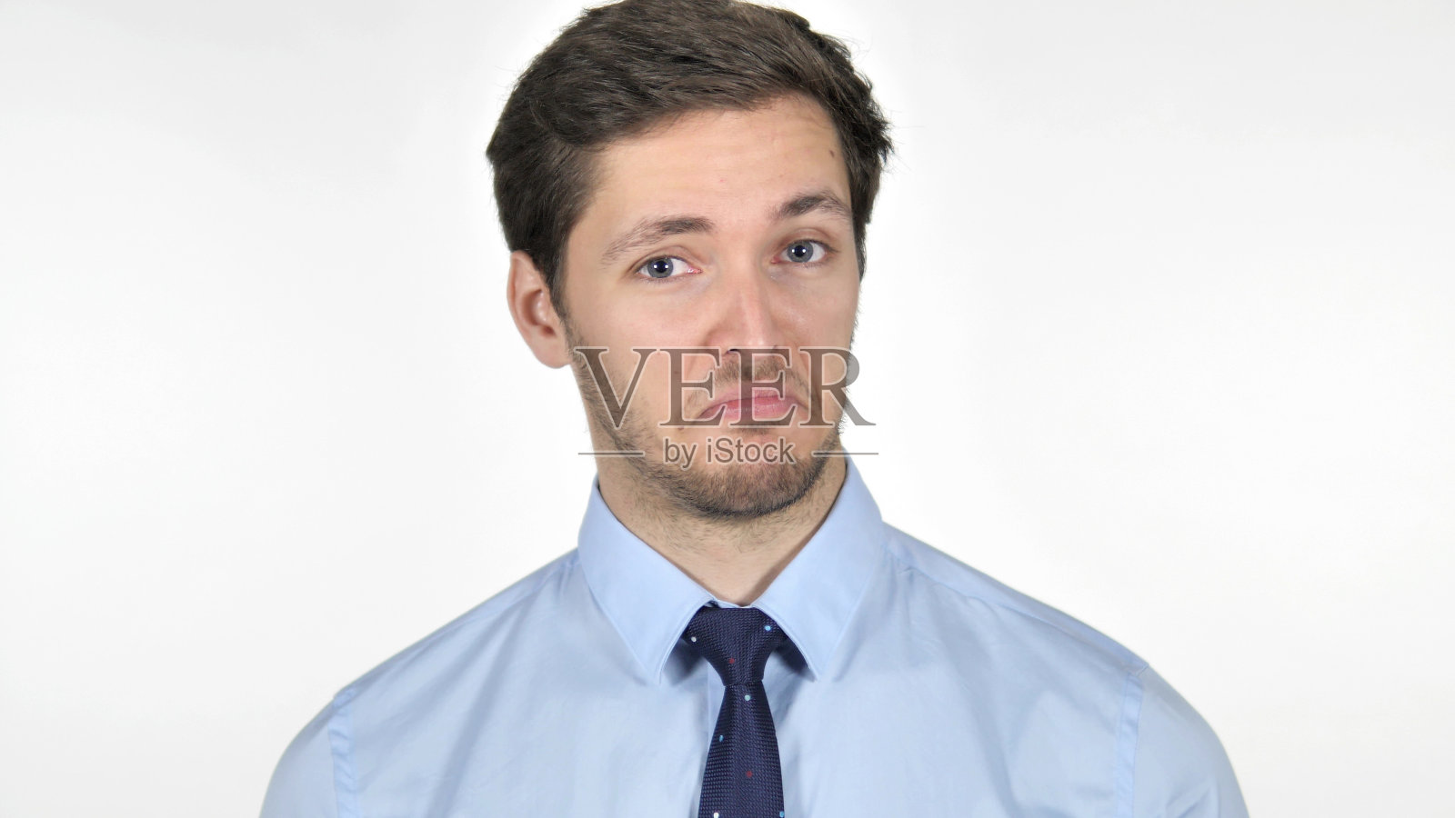 在白色背景下，年轻的商人摇头接受照片摄影图片