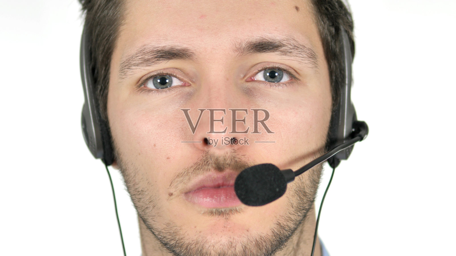 白色背景下呼叫中心人员的脸部特写照片摄影图片