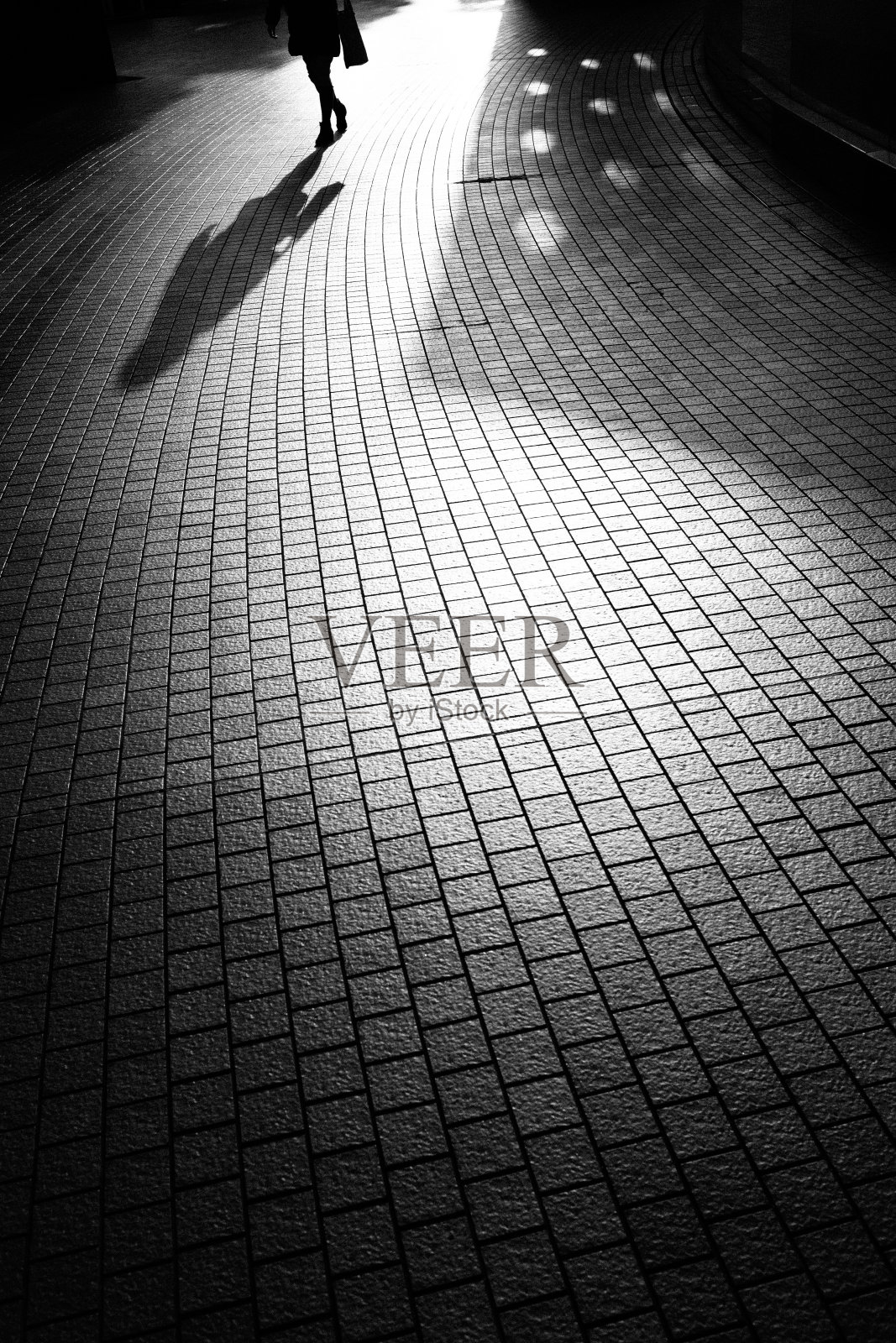 一个女人独自行走的剪影照片摄影图片