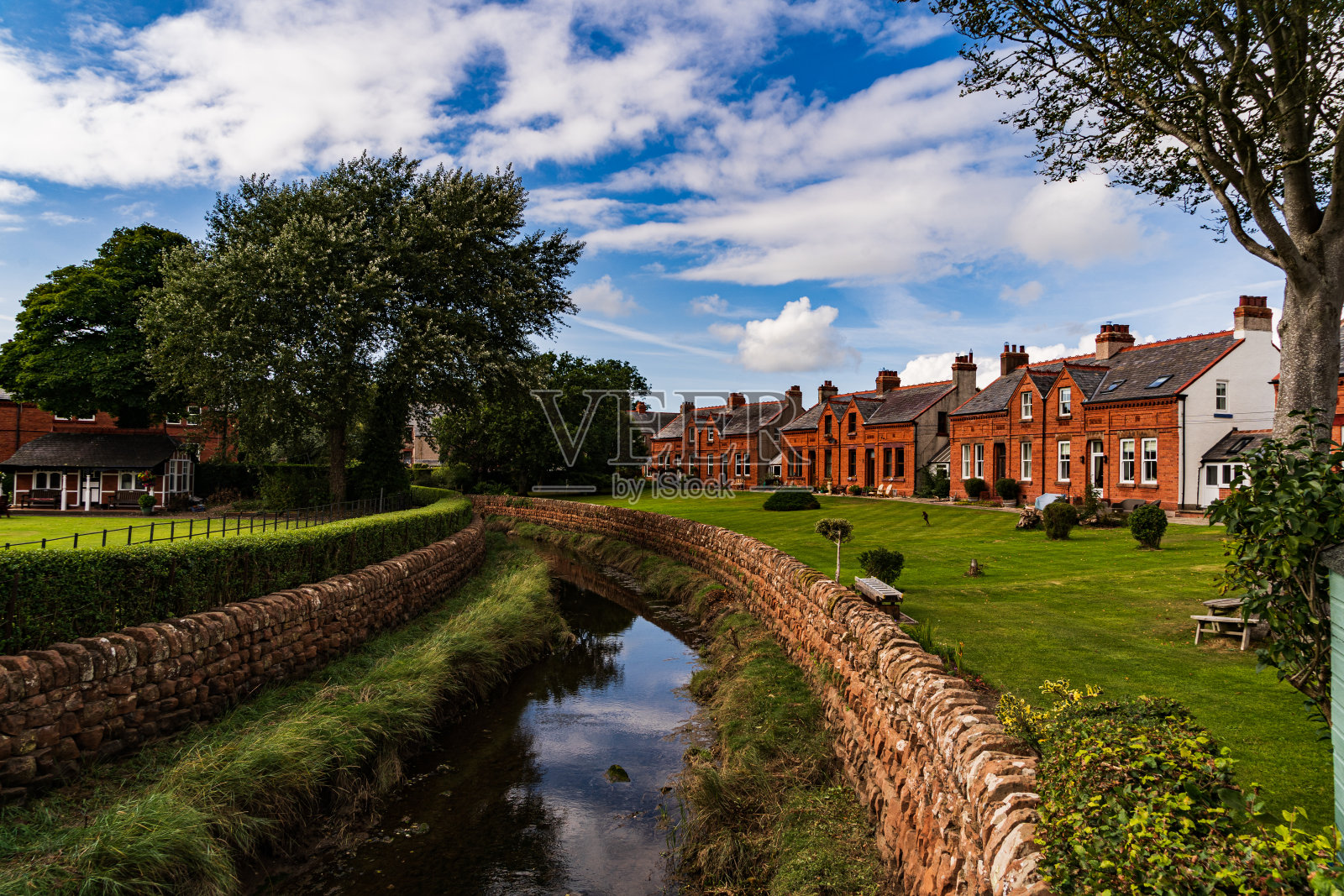 在邓弗里斯和加洛韦的海岸线上，Pow河流经风景如画的pofoot村照片摄影图片