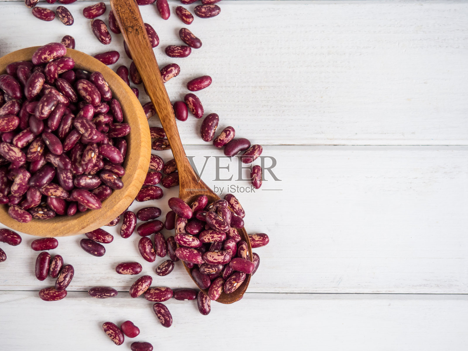 红豆特写放在木勺上的白色木桌上，复制空间照片摄影图片