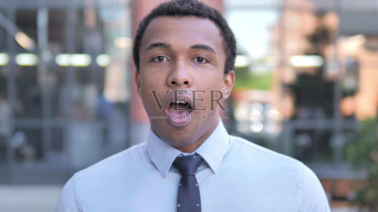 震惊，户外的非洲商人照片摄影图片