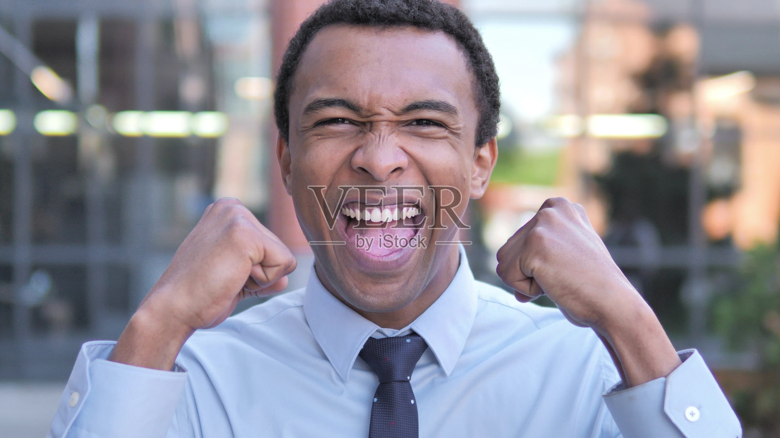 非洲商人在户外庆祝成功照片摄影图片