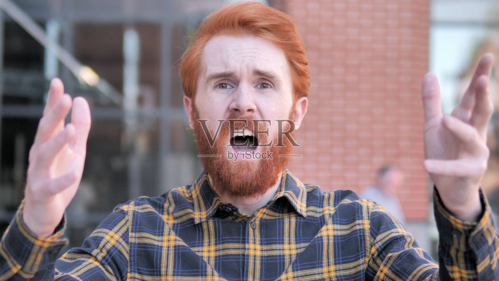 红发胡子年轻男子因失去户外照片摄影图片