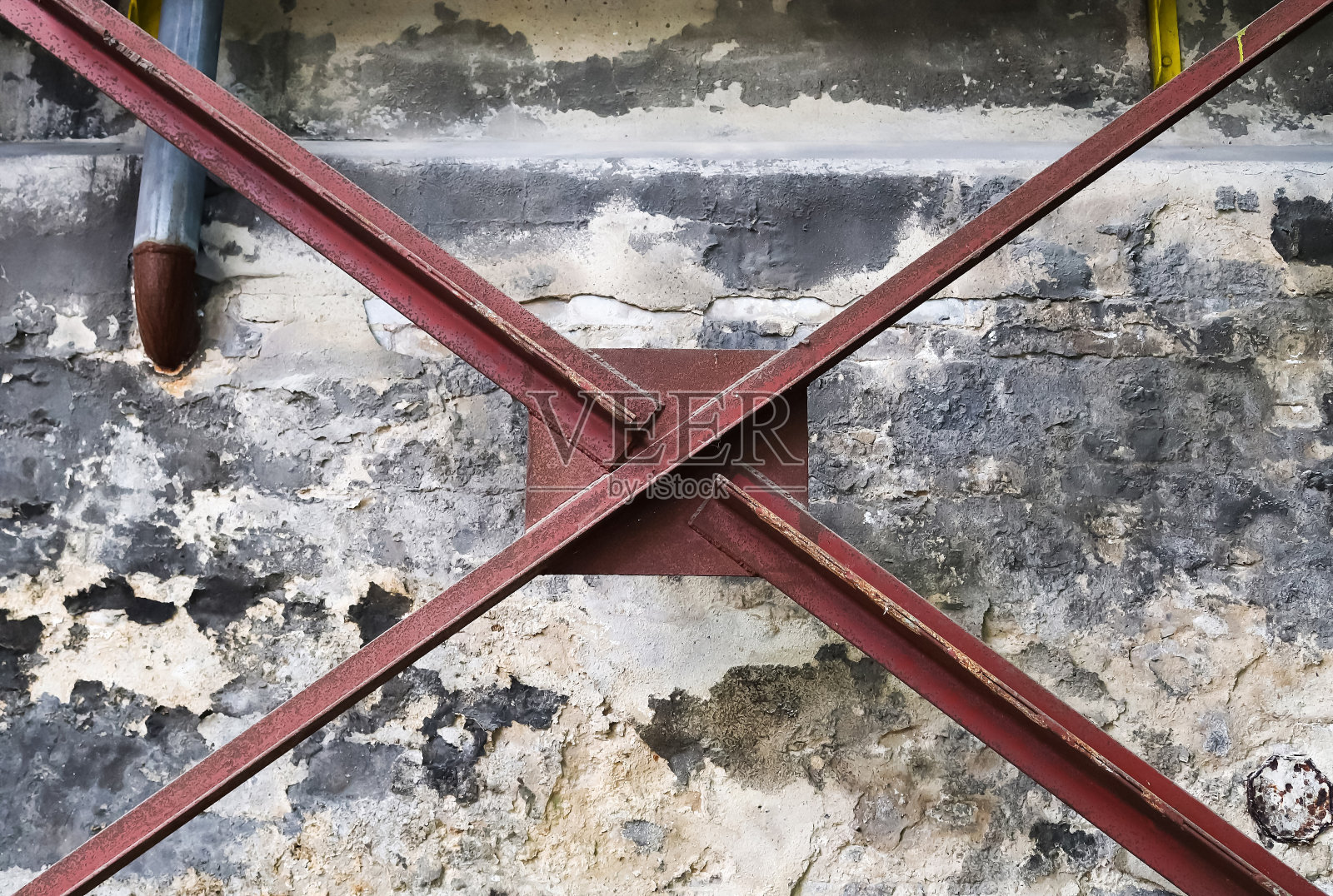 钢厂的墙壁上有明显的使用痕迹，有裂缝和管道。高分辨率的背景。照片摄影图片