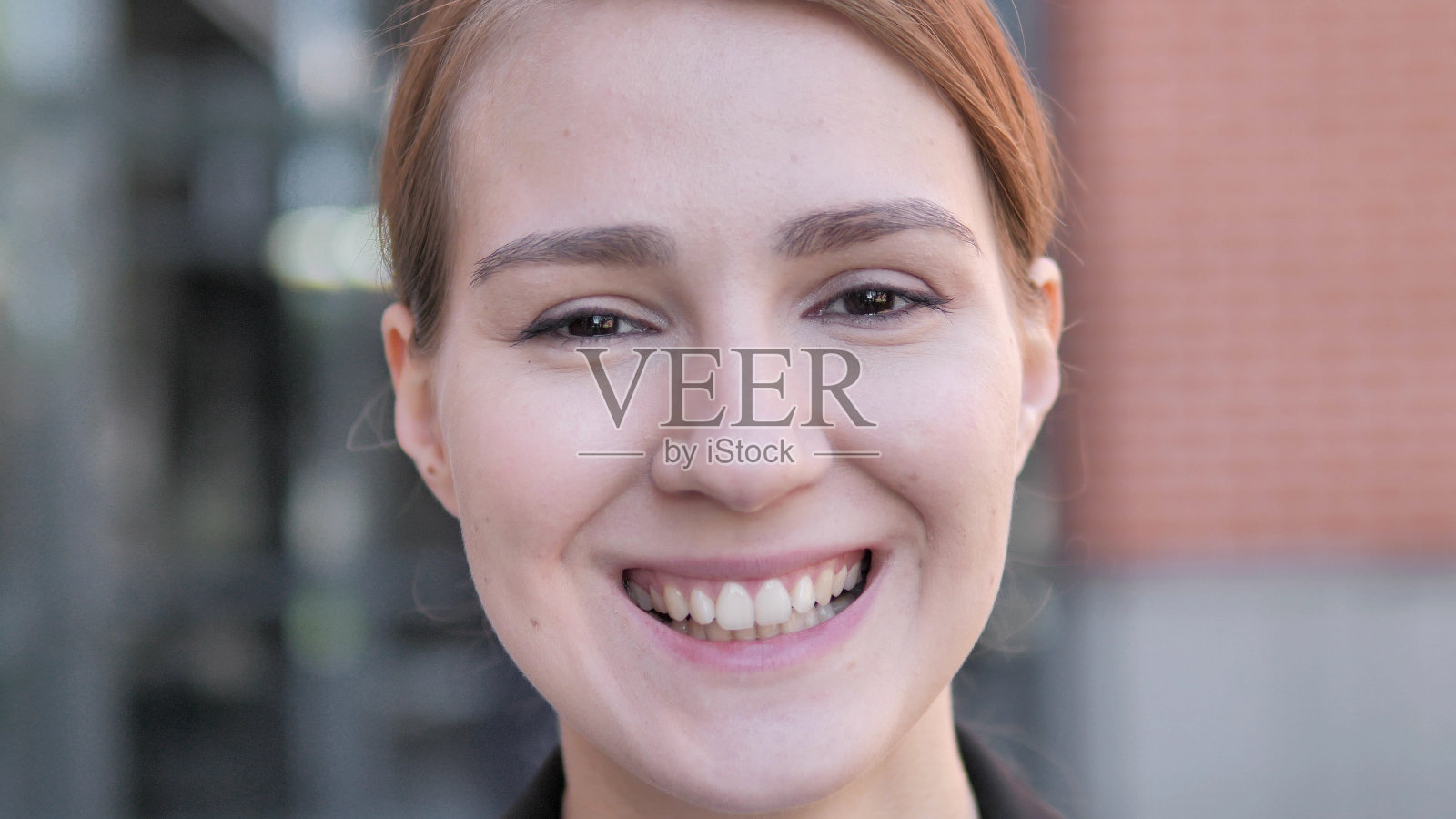 微笑的年轻女人的脸的特写照片摄影图片