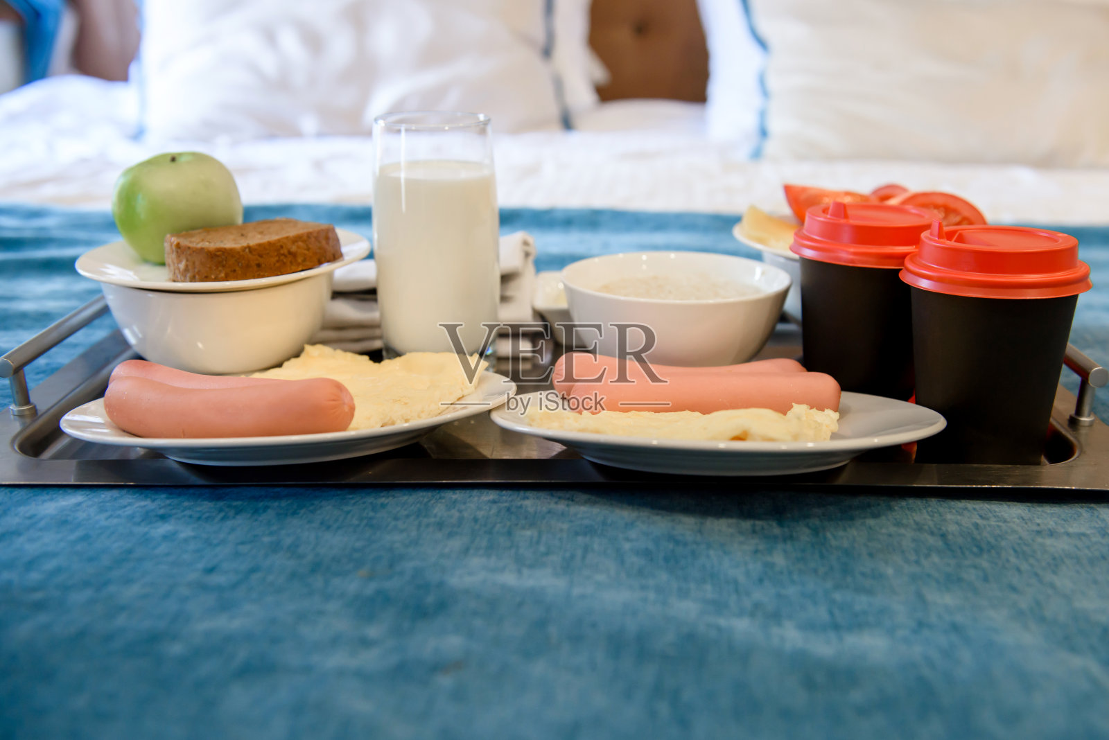 为一对夫妇准备的早餐。照片摄影图片