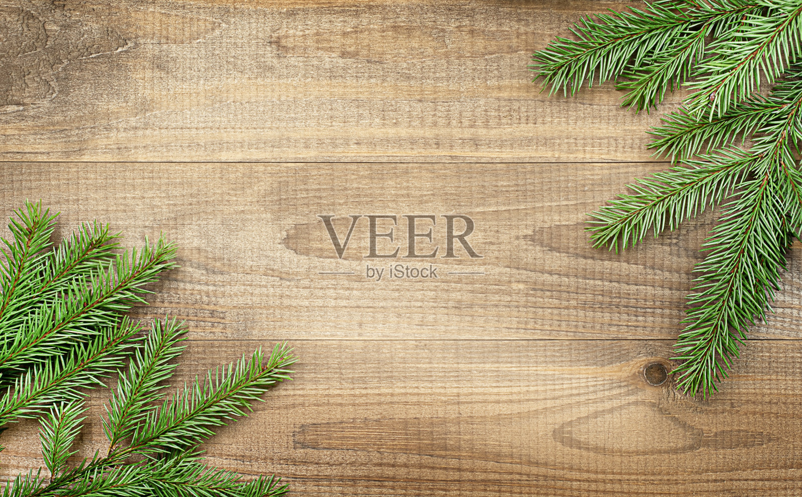 木制背景上的云杉树枝照片摄影图片