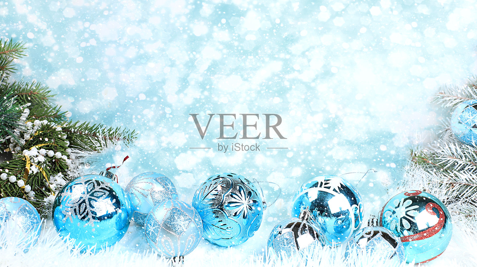 圣诞节和新年背景灯和散景装饰，玩具与冷杉树枝在雪花，为文本的地方。节日卡,横幅照片摄影图片