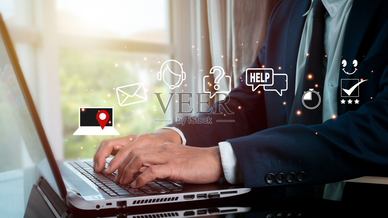 客户服务热线联系我们。商人利用电脑键盘与电子邮件，电话，地址，聊天信息图标。照片摄影图片