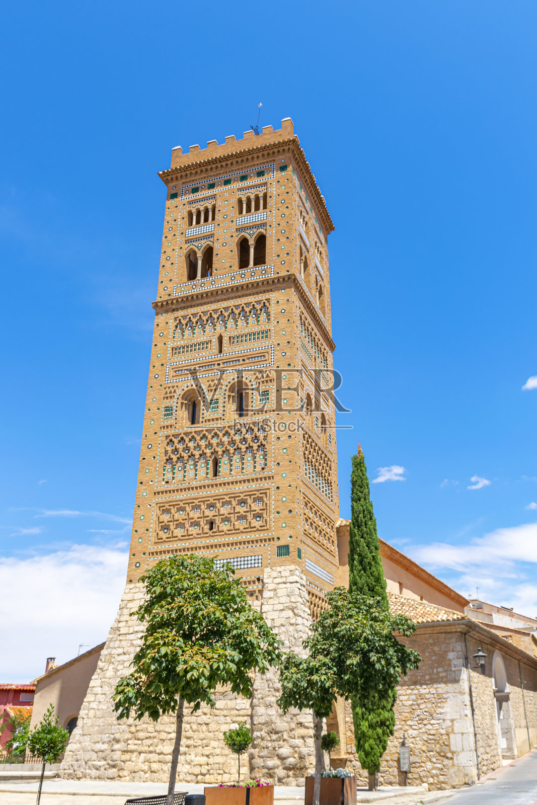 西班牙阿拉贡特鲁埃尔市圣马丁教堂的中世纪穆德加风格的塔。照片摄影图片