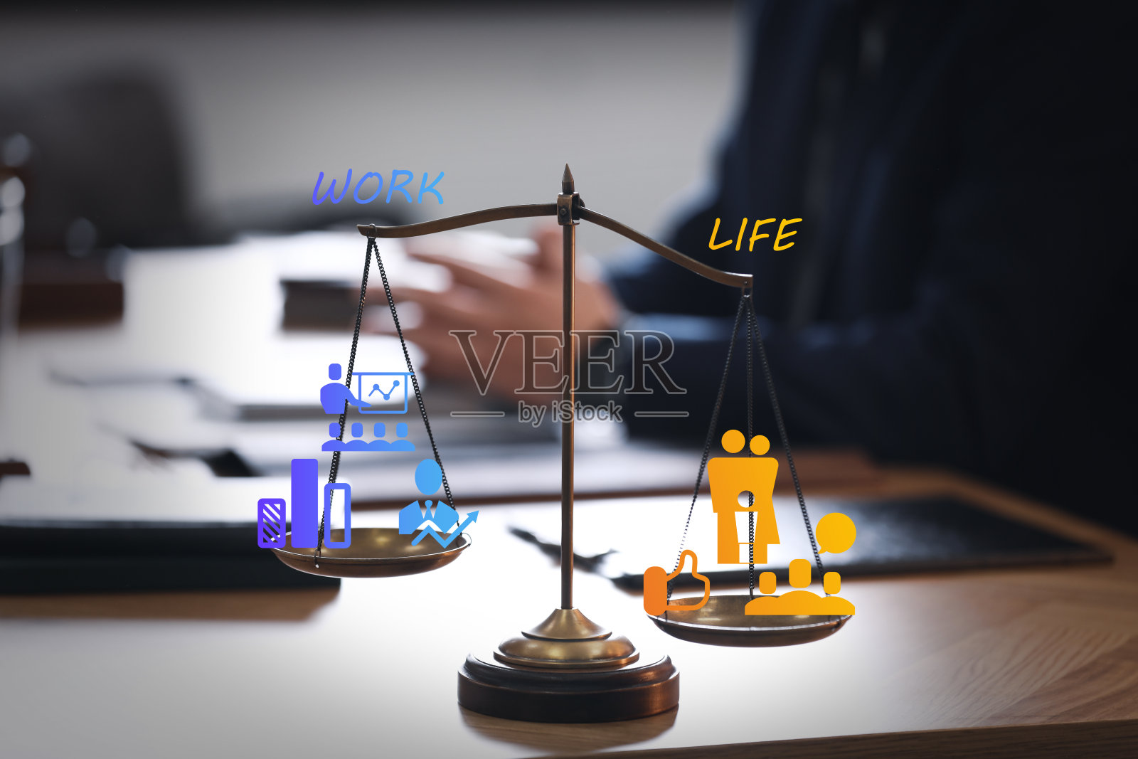 工作与生活的平衡的概念。比例与图像上的桌子照片摄影图片