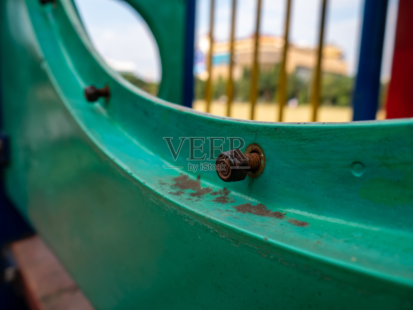 在操场上的游乐设施上有一个螺栓生锈了，已经松动了照片摄影图片