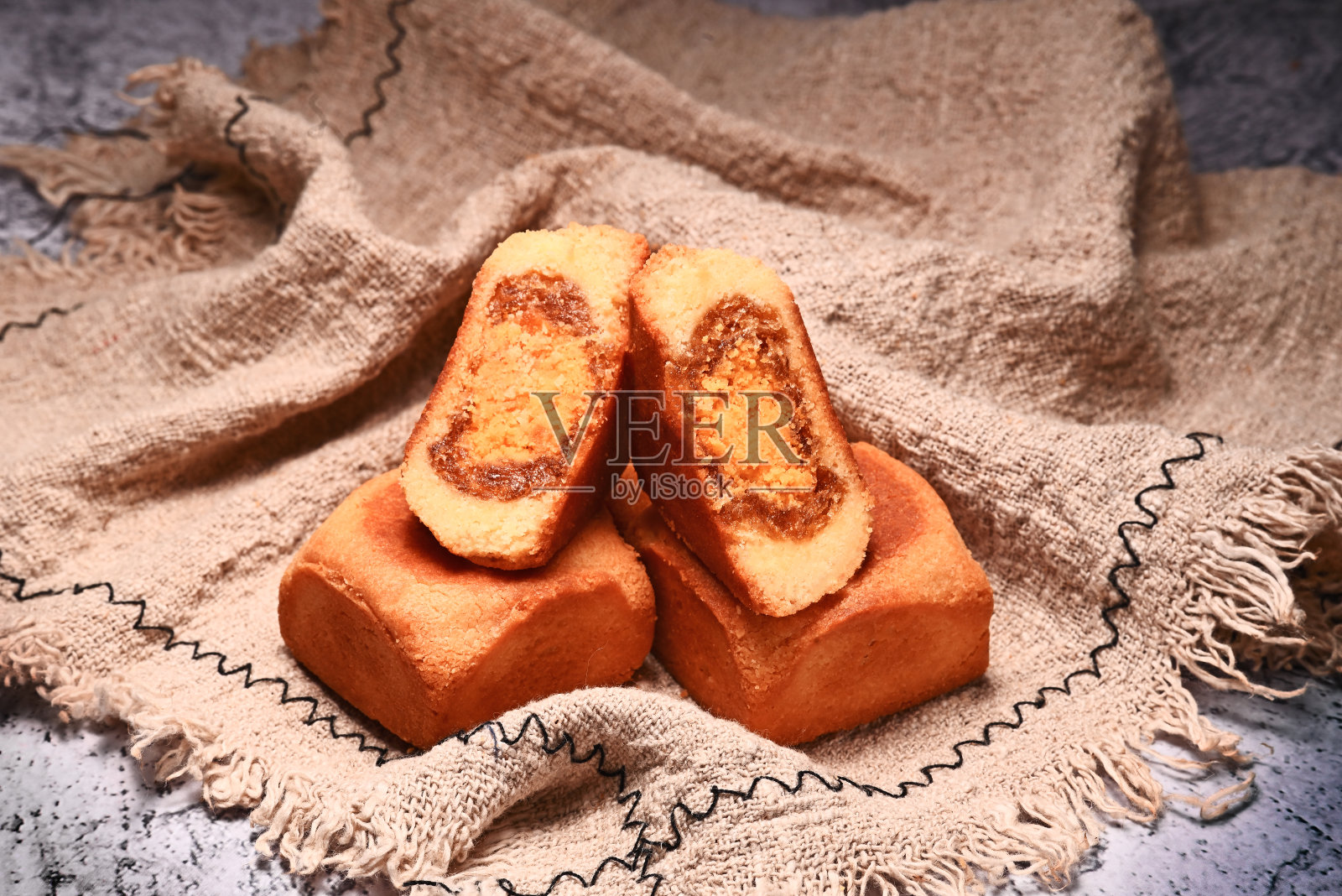 蛋黄菠萝饼照片摄影图片