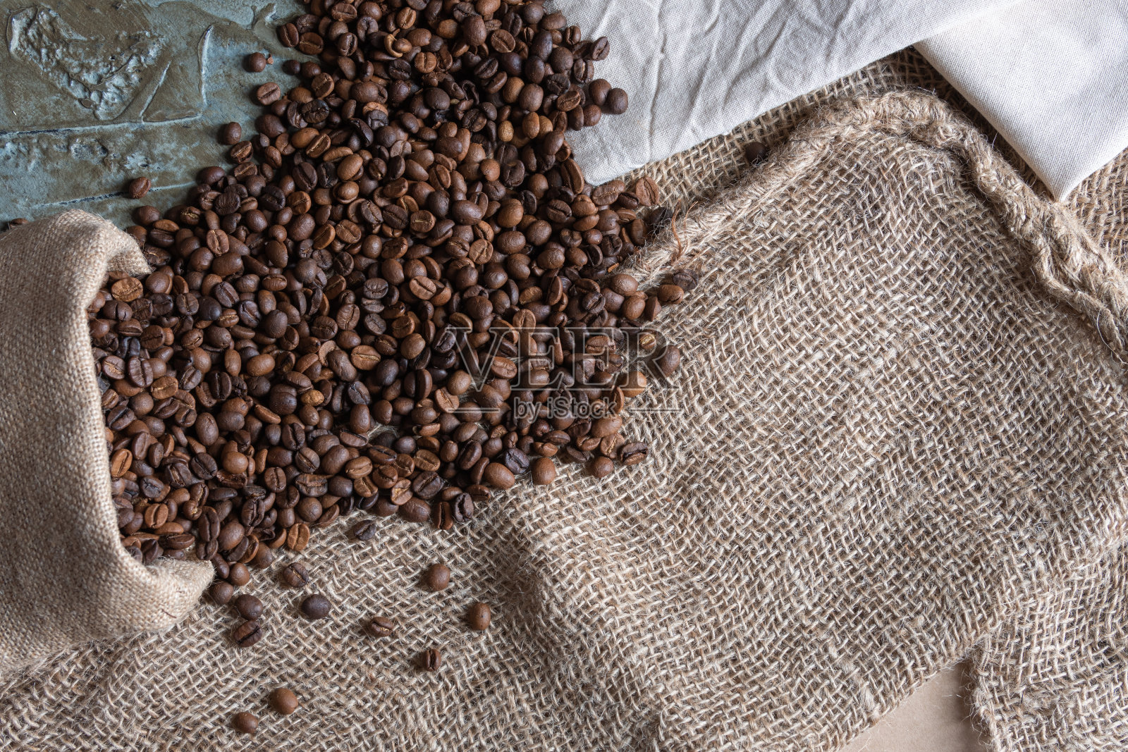 茶几上的咖啡豆和研磨机，质朴的背景照片摄影图片